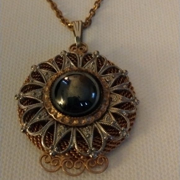 Black and gold pendant necklace - Picture 2 of 3
